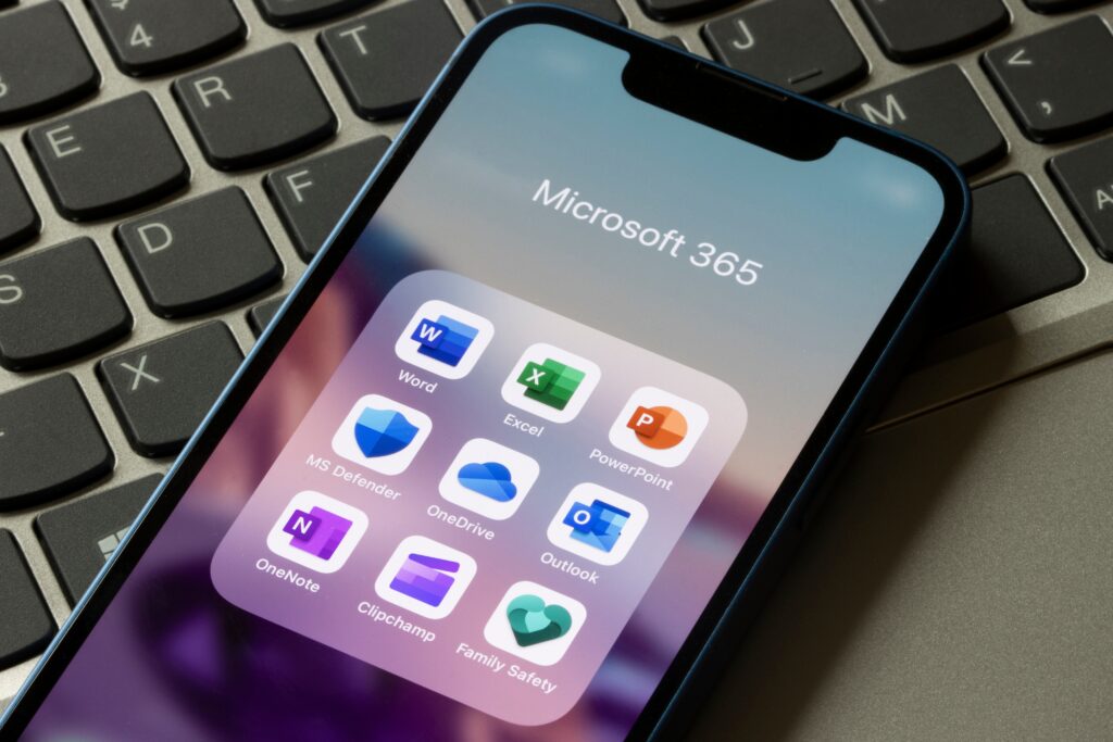Kännykkä, jossa Microsoft 365 -ohjelmat ruudulla