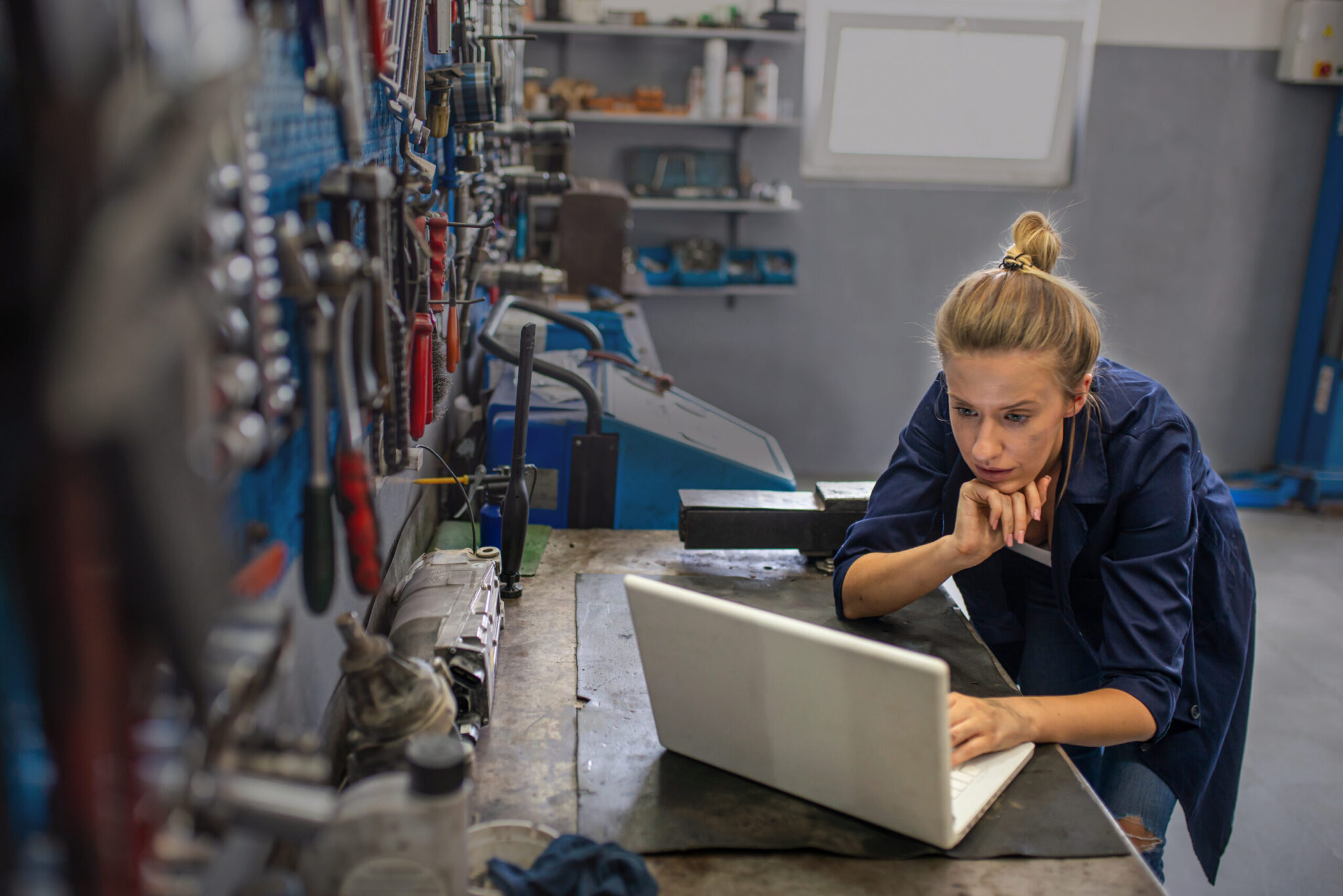 yrittäjä tietokoneella